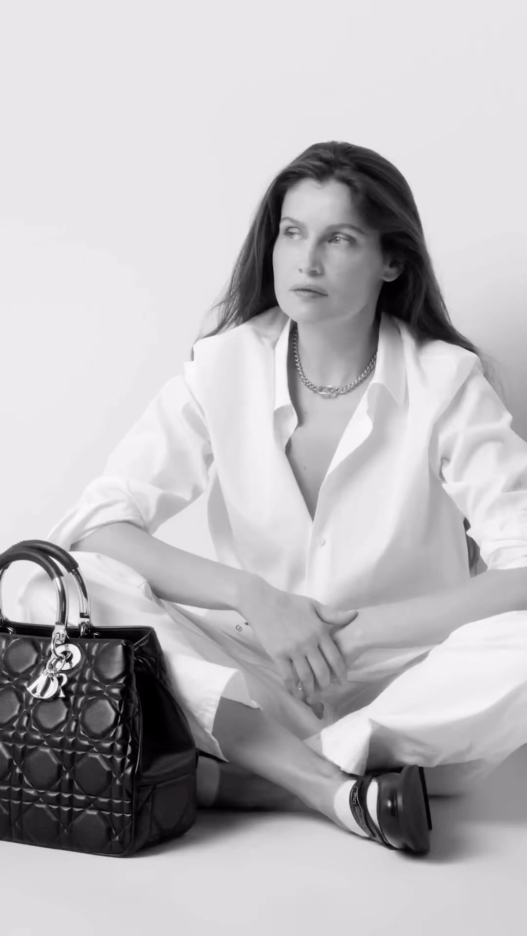 Campagne pour le nouveau sac Dior Lady 9522 par Maria Grazia Chiuri. Video : @BrigitteLacombe #DIOR #LadyDior #DiorLady9522 #MariaGraziaChiuri #BrigitteLacombe