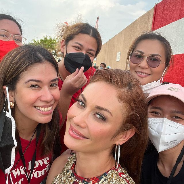 Love from Manila with my wonderful makeup team ???? @cheryl_cabaknows #manila