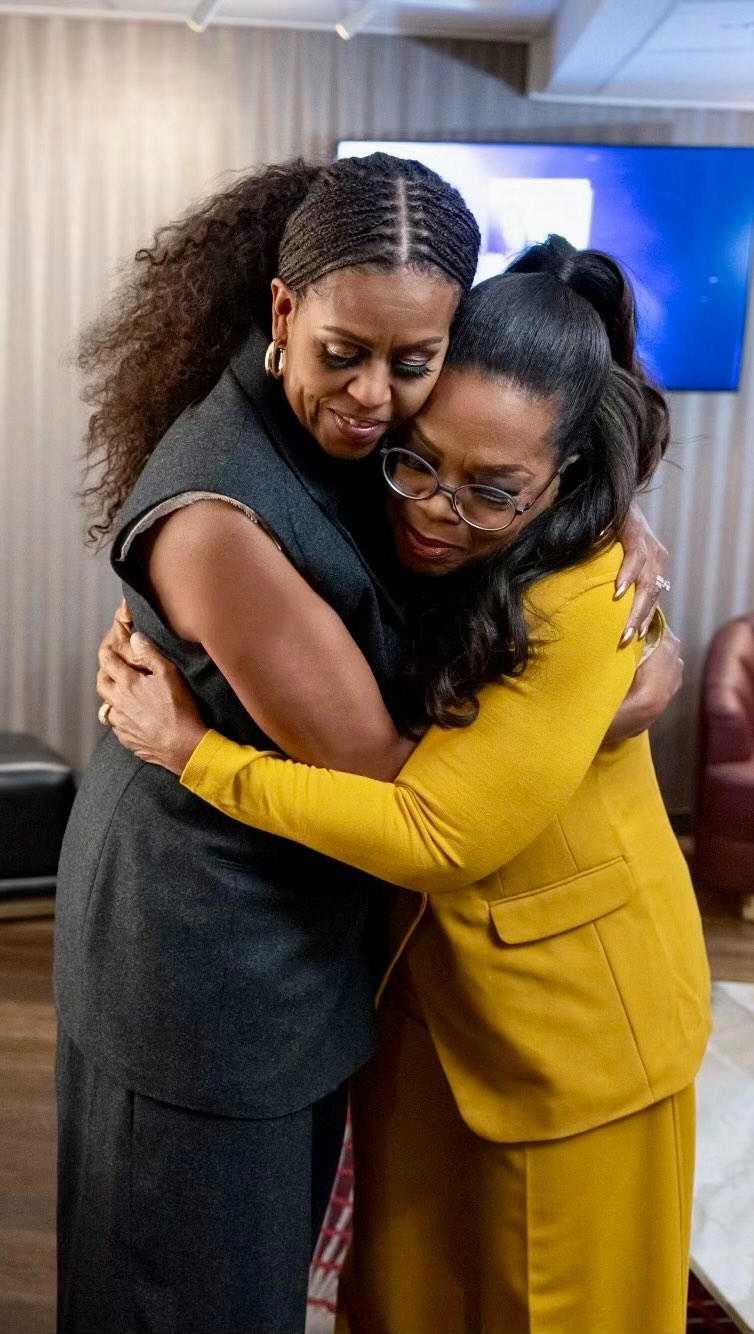 A time was had at the final show of #TheLightWeCarry tour in Los Angeles! Thank you to our forever FLOTUS @michelleobama for reminding us that the light we carry is in all of us—we just have to find it, protect it, nurture it, and then share it with others.