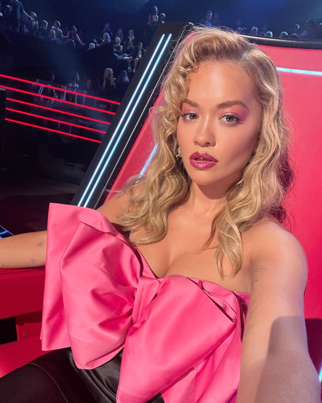 So many talented people on @thevoiceau!! Had some hard decisions this round, but I’m so excited to take #TeamRita to the next stage!! ???????????? #thevoiceau ???? Who are you rooting for?! ❤️ 

Photographer @taligphotography 
Styling @kate_darvill  @janabartolo 
Make Up @stoj_makeupartist 
Hair @lok_lau