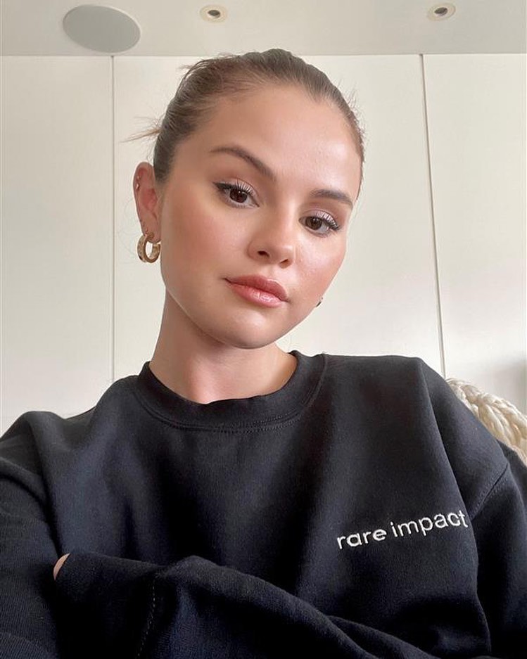 Living in my Rare Impact sweatshirt.❤️ Created in honor of Rare Impact by @RareBeauty’s “Your Words Matter” educational campaign to inspire and educate on the power and influence of your words.
​ 100% of net proceeds support the Rare Impact Fund – our commitment to giving young people access to the resources they need to support their mental health. Available for a limited time only on RareBeauty.com