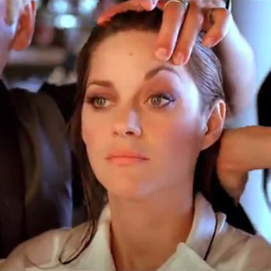Марион Котийяр в ролике Lady Dior 