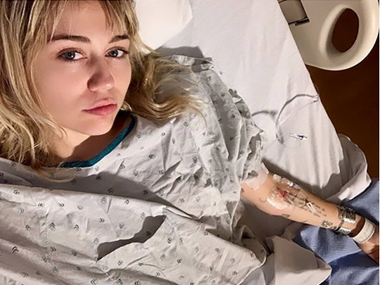 Майли Сайрус попала в больницу с диагнозом тонзиллит