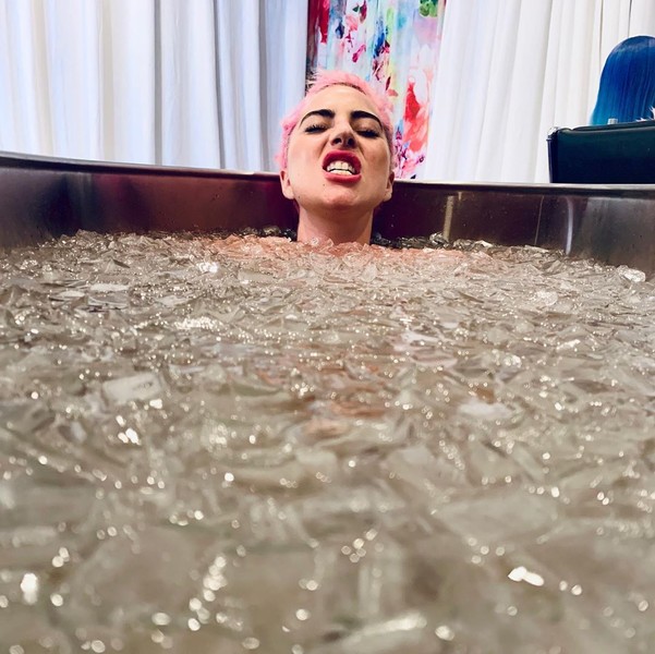 Леди Гага опубликовала фото из ванны со льдом