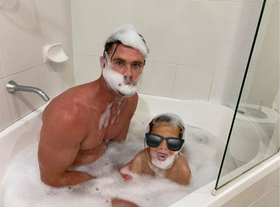 Супруга Криса Хемсворта опубликовала его фото в ванной