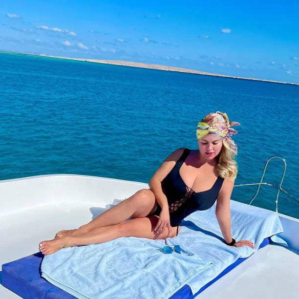 Анна Семенович снялась в купальнике на яхте в Египте
